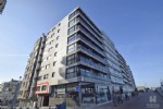 Deels vernieuwde en knusse studio met zijdelings zeezicht, gelegen op de 1ste verdieping van een gerenoveerde residentie, topligging vlakbij de winkelstraat.
Indeling: woonkamer met breed lateraal zeezicht, nieuwe en volledig ingerichte keukenhoek, afzonderlijk toilet, badkamer met douche en ruime berging. Verder beschikt deze leuke vakantiestek over een blanco keuring elektriciteit en is er in het gebouw een praktische fietsenberging. (23/064)
